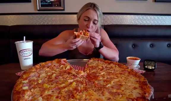 Una mujer come una pizza gigante en casi 20 minutos y rompe el tiempo límite