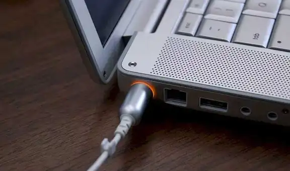 ¿Es bueno o malo tener la laptop siempre conectada al enchufe?