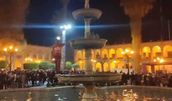 Aniversario de Arequipa: ebrios ingresaron a pileta de plaza e intentaron subir al Tuturutu
