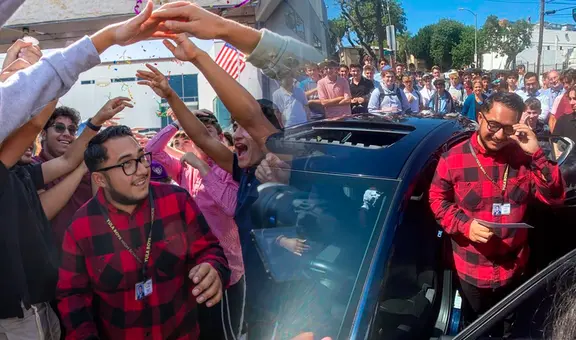 Alumnos le regalan un auto a profesor peruano que tardaba 4 horas en llegar a escuela