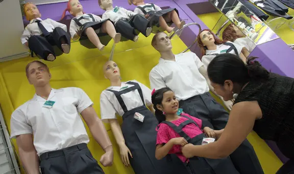 ¿Cuál es el origen de los uniformes escolares en Perú y por qué son de color gris?
