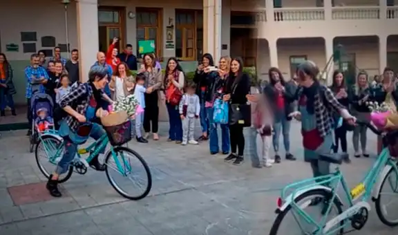 Roban a una maestra en entrada de colegio, sus alumnos juntan sus ahorros y le regalan una bicicleta