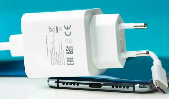 ¿Cuáles son las marcas de teléfonos que siguen incluyendo el cargador dentro de su caja?