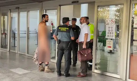 Hombre trata de ingresar desnudo a un juicio por exhibicionismo en la vía pública