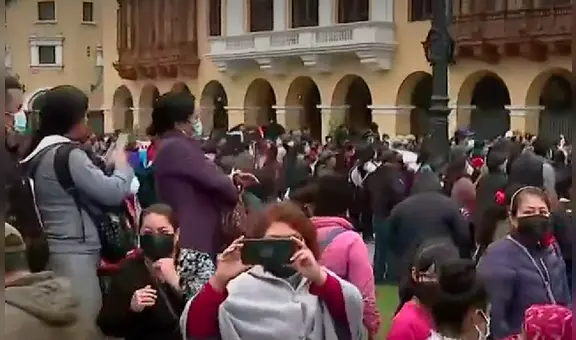 Protestan frente a Palacio en primer día de reapertura de plaza de Armas