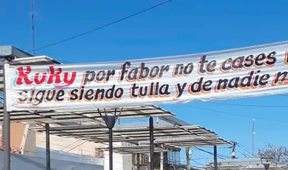 “Kuky, no te cases, por favor”: joven cuelga un cartel para impedir que su exnovio se comprometa