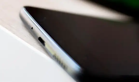 ¿Sabes para qué sirve el pequeño agujero que se encuentra en la parte baja de tu teléfono?