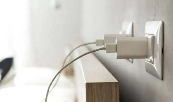 ¿Por qué se calienta tanto el cargador de tu teléfono y qué hacer cuando pasa? Aquí la respuesta