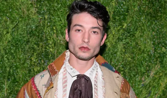 Ezra Miller pasaría hasta 26 años en la cárcel al declararse inocente por robo y allanamiento