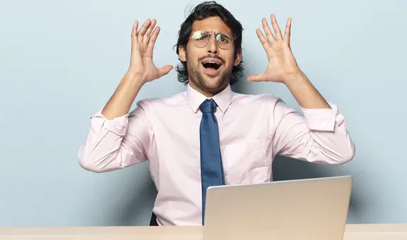 Hombre pierde su trabajo tras descubrirse que se llamaba a sí mismo para no responder a clientes