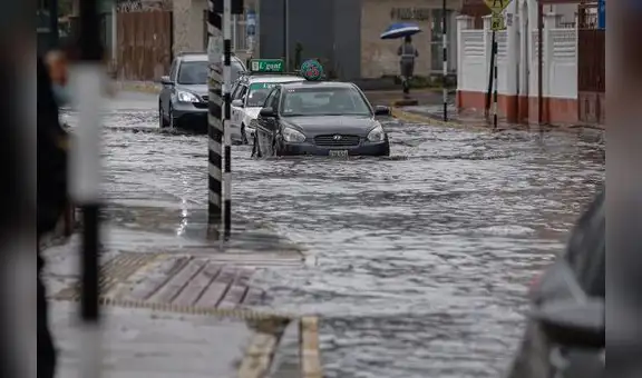 Intensa lluvia se registró en Arequipa y calles quedaron inundadas