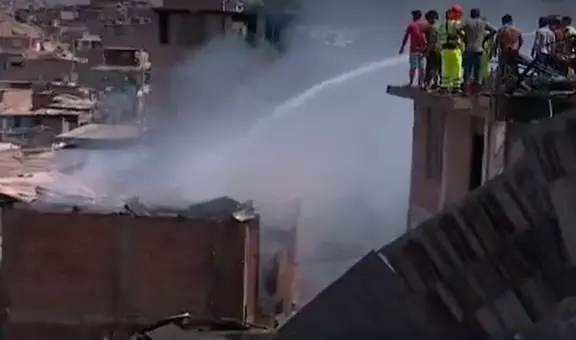 San Juan de Miraflores: incendio de grandes proporciones consume 4 casas de material precario