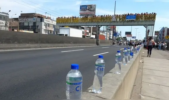 Transeúntes dejan botellas de agua para manifestantes que marchan hacia el Centro de Lima