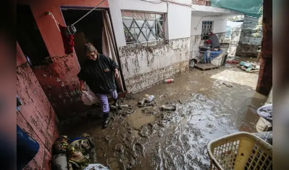 Arequipa: lluvia llegó con granizo e inundó de casas