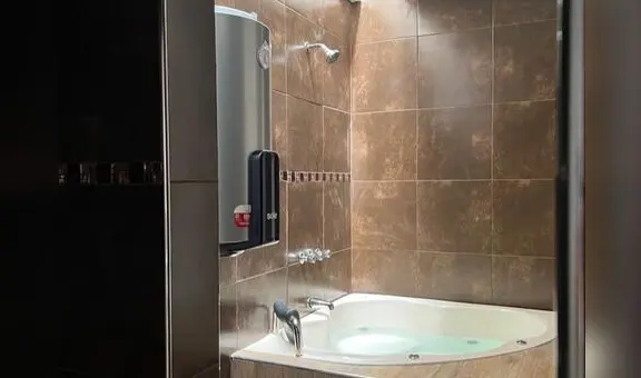 Arequipa: Alcalde de Socabaya colocó jacuzzi y trotadora en su oficina