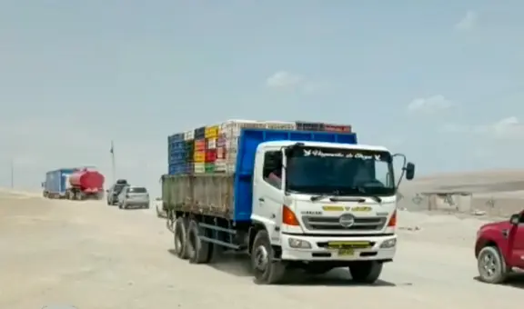 Transportistas cruzan desierto de Ica tras bloqueos en la Panamericana Sur: "No hay alternativa"