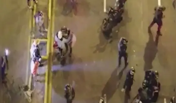 Paro nacional: policía y manifestante se abrazan en medio de la protesta en la av. Abancay