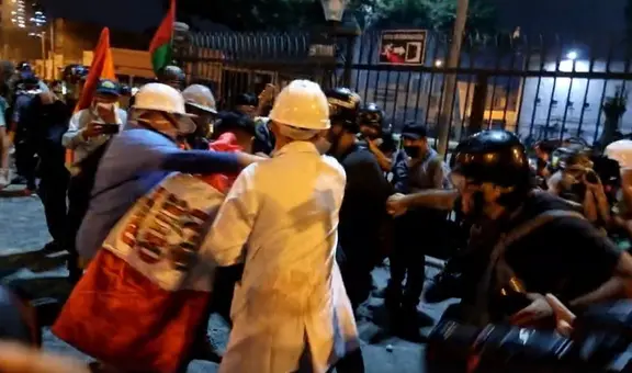 Joven es herido en la cabeza con un perdigón durante los enfrentamientos entre los manifestantes y la PNP