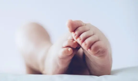 Mujer dio a luz a bebé que no era suyo tras error médico: le pusieron otro embrión