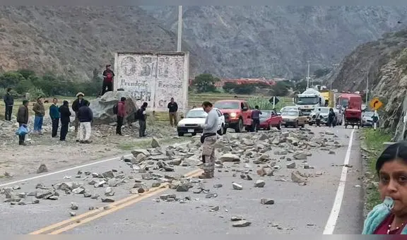 Ronderos bloquean vía que comunica Cajamarca con la costa