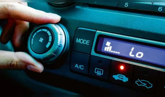 ¿Cuánto combustible consumo al utilizar el aire acondicionado mientras manejo?