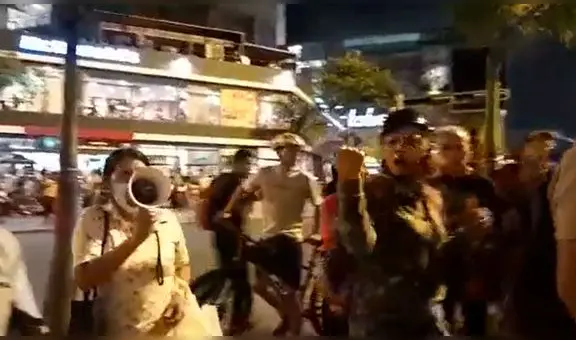 Grupo La Resistencia ataca a manifestantes en parque Kennedy