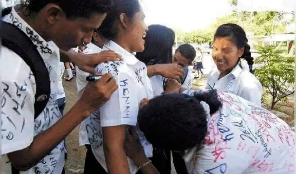 ¿Recuerdas el rayado de camisas, la tradicional costumbre de los escolares para decir adiós al colegio?