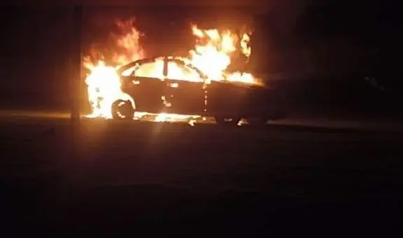 Vecinos habrían quemado auto en el que huían presuntos ladrones en Arequipa