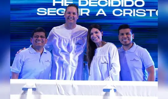 Expresidente del Congreso Daniel Salaverry se bautiza en iglesia cristiana de Trujillo
