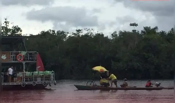 Captan a heladero vendiendo sus productos en medio de un lago en Iquitos