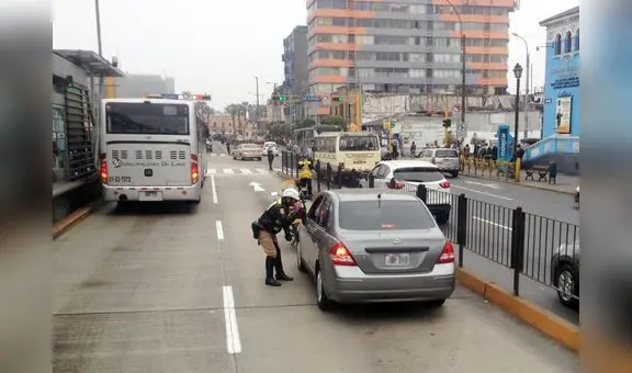 ¿Qué sucede si invado el carril exclusivo del Metropolitano y cuáles son las excepciones?
