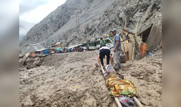 Huaico sepulta a 36 personas y arrasa con anexos de Camaná