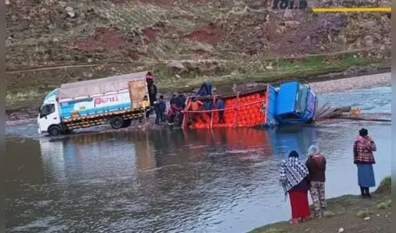 Camión repleto de balones de gas cae a río de San Antón en Puno