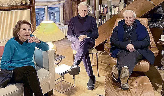 Mario Vargas Llosa en París con sus hijos y Patricia