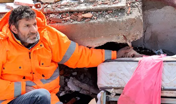 Terremoto en Turquía: padre se niega a soltar la mano de su hija muerta bajo escombros