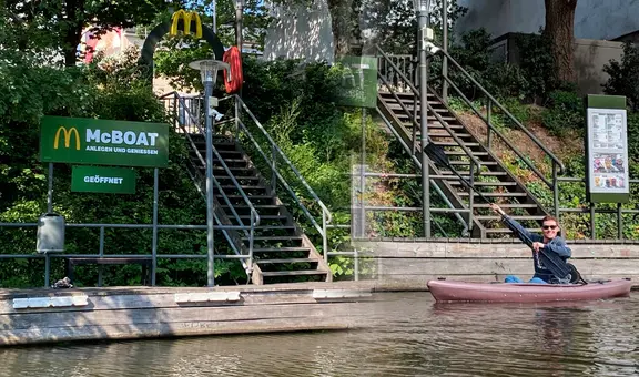 McBoat: el único restaurante de McDonald's donde se recogen las compras en bote