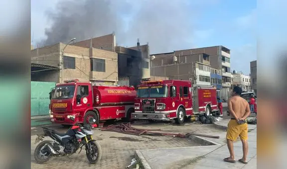 Chiclayo: incendio de grandes proporciones consumió taller mecánico y afectó a 3 vehículos