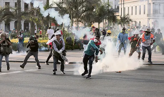 Se registraron enfrentamientos entre PNP y manifestantes en exteriores de la plaza San Martín