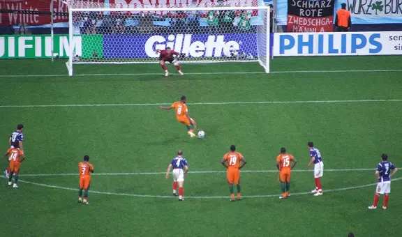 ¿Por qué hay una medialuna al borde del área grande en una cancha de fútbol?
