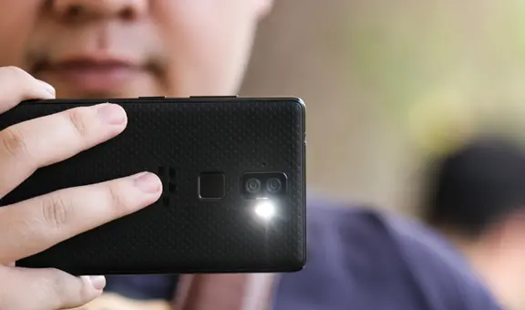 ¿Por qué no enciende la linterna de tu teléfono y qué hacer para solucionarlo?