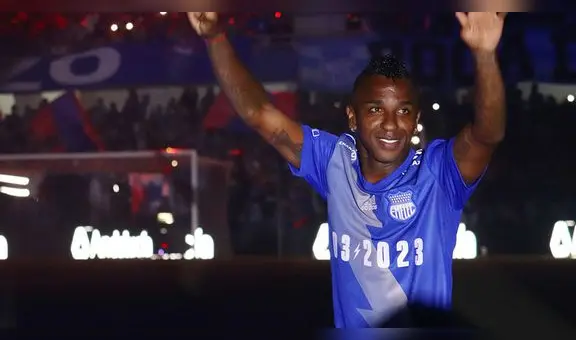 Jugador de Emelec se negó a salir a la cancha con un niño en la presentación de su equipo