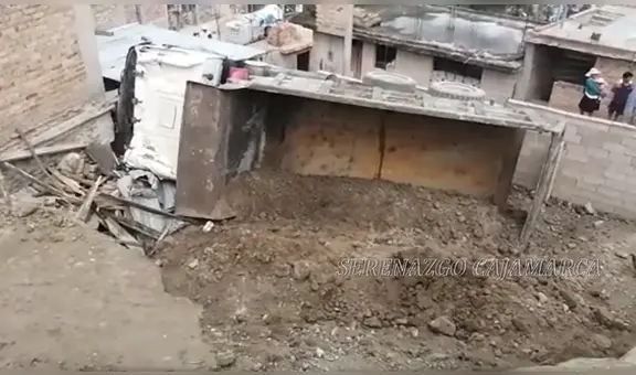 Camión cae a inmueble y sus ocupantes salvan de morir en Cajamarca