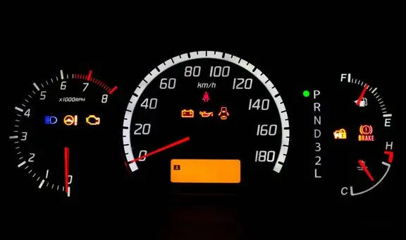 ¿Qué significan los símbolos del tablero y cuáles son los indicadores que te piden detener el carro?