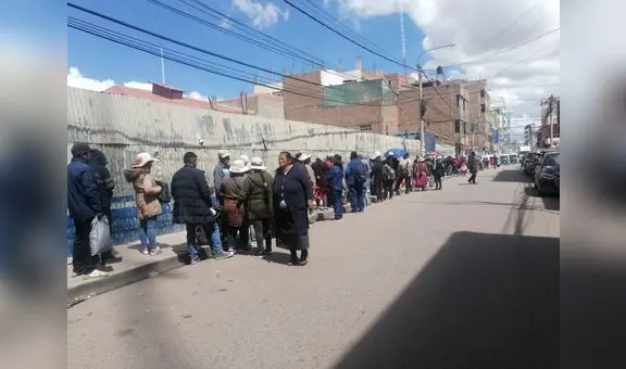 Puno: ciudadanos forman largas colas en Banco de la Nación tras restablecimiento de retiros en Juliaca