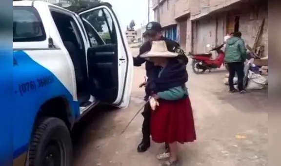 Anciana canta sus angustias mientras es llevada a su casa por serenos luego de perderse