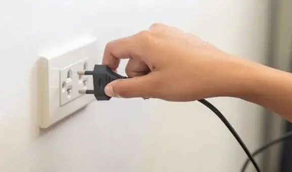 ¿Por qué a veces salen chispas cuando conectas un enchufe en el tomacorriente?