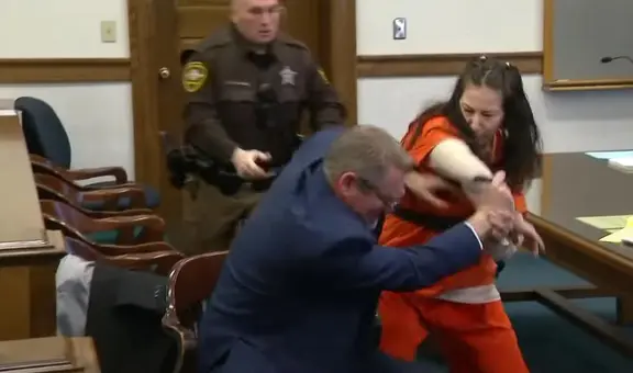 Estados Unidos: mujer acusada de haber asesinado a su novio atacó a su abogado en plena audiencia