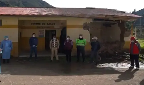 Ante el colapso de un centro de salud los pacientes son atendidos a la intemperie en Apurímac