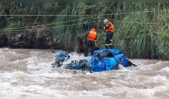 Carretera Central: una persona fallecide en auto que hacía colectivo y cayó en el río Rímac