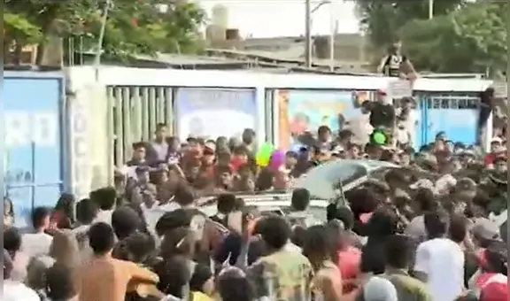 Conductor irrumpe fiesta de carnaval y casi atropella a cientos de asistentes